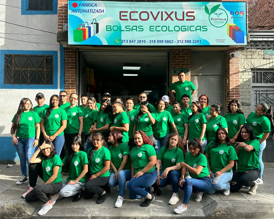 El equipo de Ecovixus frente a la planta del barrio Restrepo, Bogotá